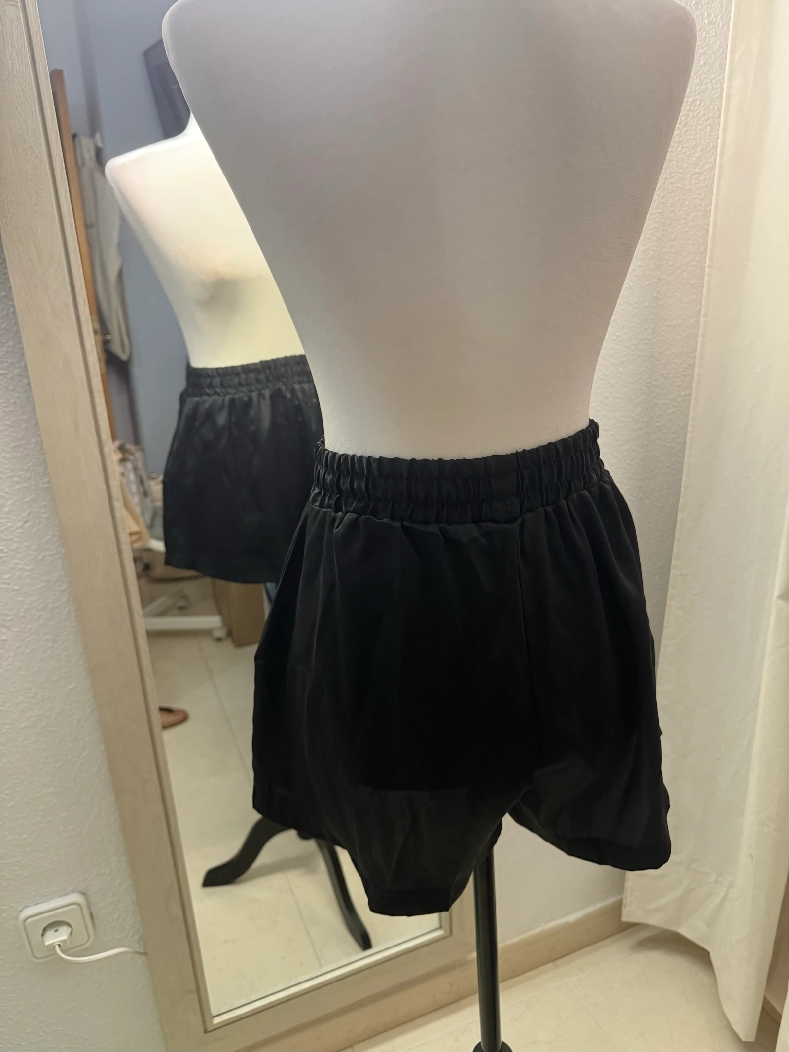 Short color negro satinado  – photo 4